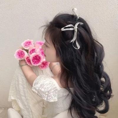 当红小花机场牵手女助理，公司火速否认，连日来持续发酵